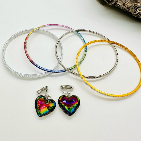 Vintage Heliotrope Heart Clip Earrings - Picture 9 of 12